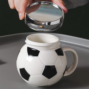 <span class=keywords><strong>Mug</strong></span> en céramique en grès gaufré en forme <span class=keywords><strong>de</strong></span> <span class=keywords><strong>ballon</strong></span> <span class=keywords><strong>de</strong></span> football, mugs à café en céramique à motif <span class=keywords><strong>de</strong></span> football - Product Image 2