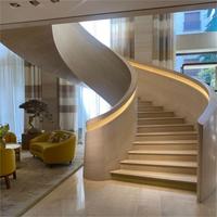 Escalier Courbé de Luxe pour Grande Entrée avec Garde-Corps en Verre et Marches en Bois Massif – Fourniture pour Projet de Mansion Personnalisé