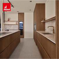 Cuisine élégante Alland avec une harmonie raffinée, armoire de cuisine en placage de chêne chaud avec îlot intégré à lattes arrondies