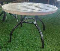Table de salle à manger ronde d'extérieur avec trou pour parasol, en acier, style bistrot
