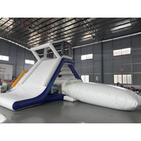 Équipement de parc aquatique, toboggan aquatique gonflable flottant avec Blob, toboggan triangulaire gonflable commercial en PVC, jeu aquatique gonflable d'extérieur