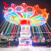 Manège de parc d'attractions : Chaise volante palpitante, balançoire, carrousel