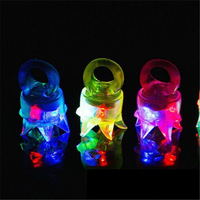Anillo Luminoso LED con Forma de Fresa, Anillo Fluorescente, Luz de Dedo, Juguete de Goma Suave TPR, Anillo de Dedo Luminoso para Fiestas de Halloween