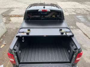 Couvercle de tonneau rétractable en fibre de verre enroulable pour Dodge <span class=keywords><strong>Ram</strong></span> <span class=keywords><strong>1500</strong></span> & Ford Hard Folding avec fonction de verrouillage pour tout-terrain Quad Fold - Product Image 2