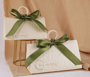 Bán buôn tùy chỉnh sang trọng tam giác hộp kẹo đám cưới bán Hot kẹo Quà Tặng Giấy bao bì hộp với <span class=keywords><strong>Ribbon</strong></span> và vòng gỗ xử lý - Product Image 1