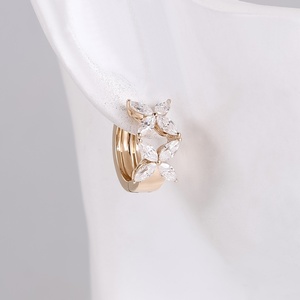 Bijoux fins personnalisés, boucles d'oreilles créoles en or massif 14 carats avec diamant de laboratoire, boucles d'oreilles uniques en forme de fleur avec diamant de laboratoire taille marquise pour femmes - Product Image 2