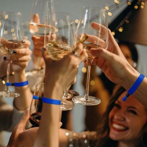 สายรัดข้อมือผ้าพิมพ์ลายกันน้ำแบบกำหนดเอง 1000 ชิ้น สำหรับงานอีเว้นท์ สายรัดสีสันสดใสแบบใช้แล้วทิ้งสำหรับคอนเสิร์ตและเข้าชมคลับ - Product Image 2