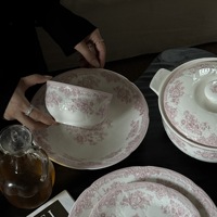 Service de vaisselle en céramique rose à motifs floraux européens avec assiettes de dîner vintage en relief pour mariage