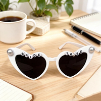 Lunettes de soleil tendance en forme de cœur pour femmes, lunettes pour la mariée et son équipe, décoration de fête de mariage, cadeau pour demoiselle d'honneur, accessoires pour photomaton