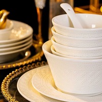 Service de vaisselle en céramique blanche de luxe en gros, durable, design gaufré brillant, en stock pour usage domestique et professionnel