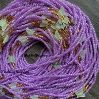 Chaîne de taille africaine style simplicité, avec perles de riz violettes, perles tubulaires dorées et papillon