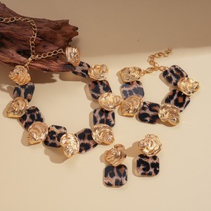 <span class=keywords><strong>Set</strong></span> <span class=keywords><strong>di</strong></span> Gioielli <span class=keywords><strong>di</strong></span> Lusso in Resina con Pendente Geometrico Circolare Collana <span class=keywords><strong>Orecchini</strong></span> Bracciale per Donna Accessori da Festa - Product Image 4