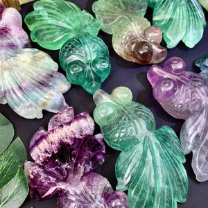 งานฝีมือคริสตัลธรรมชาติคุณภาพสูง แกะสลักปลาทองจากฟลูออไรต์สีรุ้ง สำหรับตกแต่งและเป็นของขวัญ ขายส่ง - Product Image 3