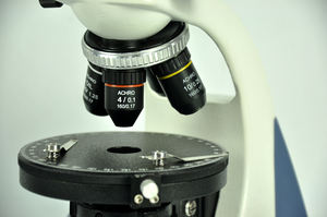 YJ-2005T 실험실 편광 현미경 40X 1600X 삼안 조절 가능 옵션 - Product Image 4