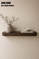 Étagère murale en bois d'acacia OEM |   Étagère flottante cannelée avec bord décoratif côtelé pour chambre et salon – Vente en gros