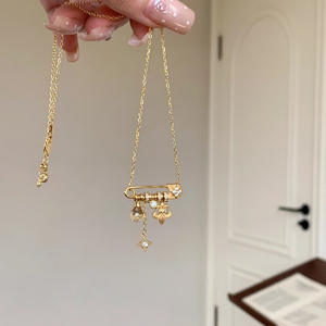 Collana con Ciondolo a Forma di Stella e Fiore di Iris Spazzolato di Lusso, Placcata in Oro Vintage con Diamanti per Donne - Product Image 1