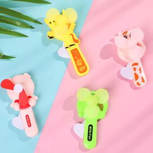 Nouveauté estivale : Mini-ventilateur portable amusant en forme de girafe pour enfants, à manivelle, en PP, idéal pour la maison - Product Image 2