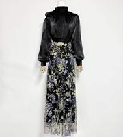 Ensemble deux pièces élégant de style vintage français, comprenant un haut en dentelle à manches longues avec col montant en tissu maillé