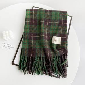 クリスマス赤の長いチェック柄スカーフ & ショール100% アクリル冬スカーフ女性 & 男性用高級お祝いカップルギフトタッセル付き - Product Image 4