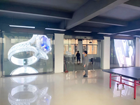 Écran LED transparent haute définition pour intérieur, écran LED pour fenêtre, écran publicitaire en verre pour supermarché, mur vidéo