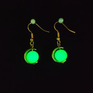 Boucles d'oreilles brillantes dans le noir, lune, étoiles et planètes, série galaxie, pour femmes - Product Image 2