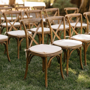 Moderne rustieke wijngaard-stijl stapelbare buitenmeubelen voor bruiloften en evenementen; houten crossback stoelen - Product Image 1