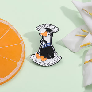 Vertrauen Sie mir, ich bin ein Hund Ducktor Emaille Pins Kreative Cartoon Tier Doktor Broschen Kleidung Revers Abzeichen Zubehör Schmuck Geschenk - Product Image 2