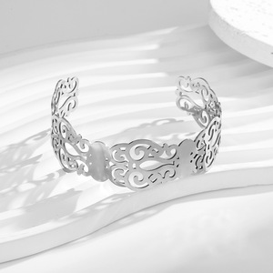 Pulsera Abierta de Acero Inoxidable, Anillo de Plata y Oro, Joyería de Moda Unisex, Diseño de Malla Metálica con Patrón de Ondas - Product Image 4