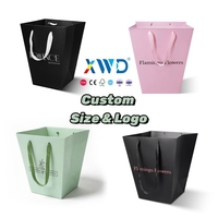 Sac en carton recyclé écologique avec logo de marque imprimé, base large imperméable pour l'emballage de fleurs et de bougies pour la fête des mères
