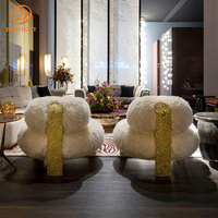 Fauteuil lounge moderne et moelleux avec base texturée en forme de tronc d'arbre, siège d'appoint de style Wabi-Sabi organique pour hôtel boutique et galerie d'art