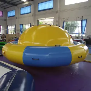 Calidad de alta calidad de agua azul basculante OVNI globo inflable planeta bola Saturno bote inflable para los niños y adultos