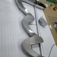 Panneau suspendu extérieur sur mesure extra large à finition miroir de super précision - Production exclusive, cadre en acier inoxydable de haute difficulté