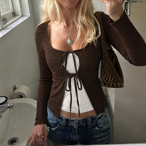 Camiseta de moda casual de manga larga con cuello en V de encaje texturizado, estilo Y2K con bloques de color y efecto de dos piezas, para mujer, con ribete de volantes, ideal para otoño y streetwear. - Product Image 2