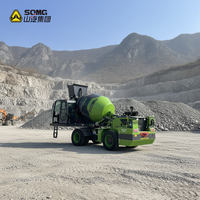 Camion malaxeur à béton à chargement automatique avec dispositif de lubrification automatique réduisant les travaux d'entretien quotidiens
