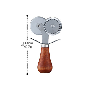 ชุดเครื่องตัดพิซซ่าพร้อมด้ามไม้และล้อสแตนเลสสำหรับตัดพิซซ่า ขนมอบ เค้ก และขนมปังในครัว - Product Image 6