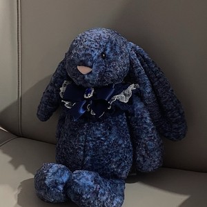 È un adorabile peluche a forma di coniglio, simile a quello indossato da JC nel Regno Unito. È un regalo divertente e adorabile: una bambola a forma di animale. - Product Image 6