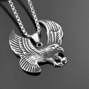 Collier avec pendentif aigle en acier inoxydable pour homme, design géométrique asymétrique, bijoux tendance - Product Image 4