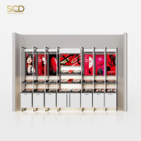 Meuble de présentation de maquillage de style moderne avec cadre doré, miroir intégré et rangement pour les boutiques de cosmétiques et les salons de beauté