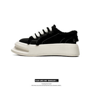 Un nuevo par de zapatillas casuales para hombre y mujer, con un diseño de moda único en blanco y negro y suelas gruesas. - Product Image 5