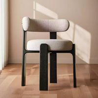 Fauteuil design français de style mid-century moderne en bois d'ash massif avec dossier incurvé et rembourrage, idéal pour la maison, les restaurants et les espaces commerciaux.