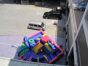 Terrain de Jeux Gonflable Multifonctionnel avec Jeux Interactifs en PVC, Capacité de 800 kg pour Événements Commerciaux et Fêtes - Product Image 2