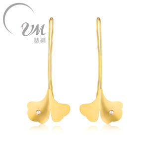 Boucles d'oreilles feuille de Ginkgo personnalisées en or jaune 18 carats style classique long clouté de diamants - Product Image 1