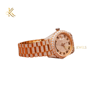 Montre en diamant Moissanite de ton or avec un visage élégant et une bande de finition très brillante conçue pour un style Streetwear luxueux - Product Image 3