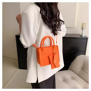 Nouveau modèle 2026 : Sac à main polyvalent en feutre texturé, motif amour, élégant et simple, pour <span class=keywords><strong>mère</strong></span> et fille, porté épaule ou croisé - Product Image 4