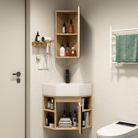 Meubles de salle de bain d'angle triangulaires peu encombrants en contreplaqué de chêne avec lavabo en céramique, étagères ouvertes et armoire miroir pour petit appartement