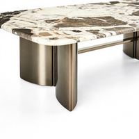 Table basse moderne minimaliste avec plateau en marbre et base en métal, style italien élégant et luxueux pour villa