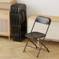 Grande chaise pliante noire en plastique de fête commerciale de location extérieure de jardin à des prix abordables en gros pour les événements