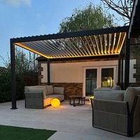 Pergola bioclimatique en aluminium thermolaqué sur mesure avec toit à lames motorisées rétractables pour extérieur, jardin et resort
