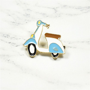 Nouvelle <span class=keywords><strong>broche</strong></span> créative en forme de scooter, véhicule électrique, en alliage électroplaqué, motif dessin animé, effet goutte d'huile, vente directe usine - Product Image 3