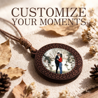 Collier en bois tressé circulaire personnalisable avec double portrait, pour accompagner les couples dans le temps, style vintage